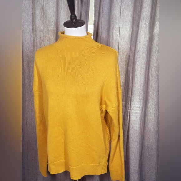 Tahari sweater - Picture 1 of 4